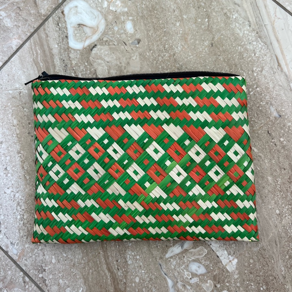 Small straw woven pouch